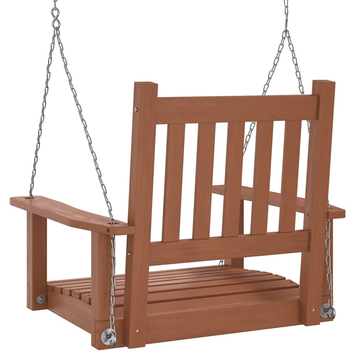 Ein Holzschaukelstuhl, der an Ketten hängt. Die Rückenlehne hat vertikale Lamellen.