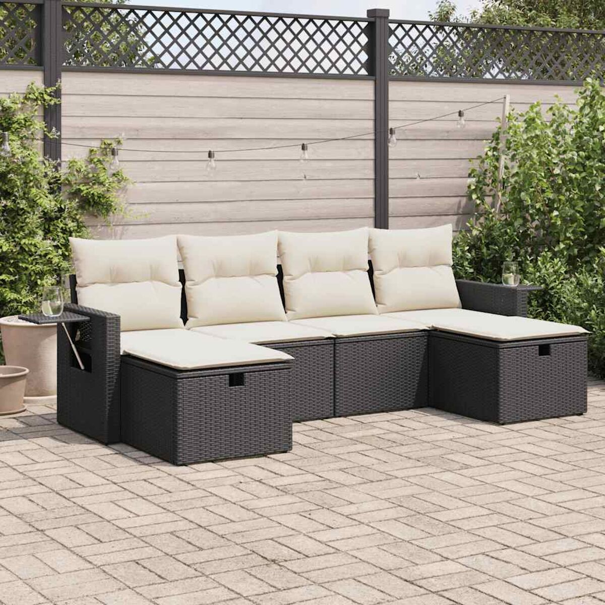 Outdoor-Ecksofa mit beigen Kissen und dunkelgrauem Rahmen auf einer Terrasse.