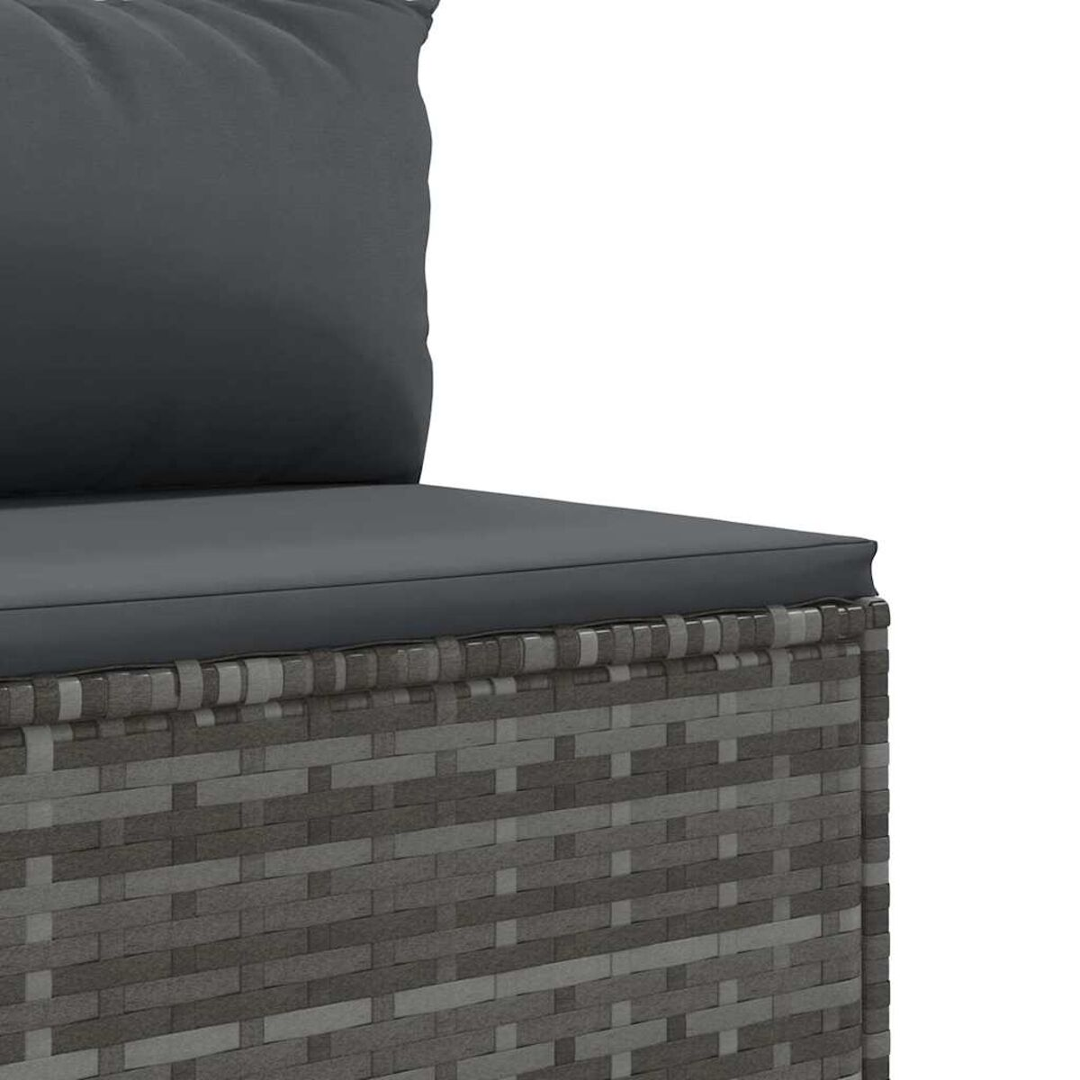 Primer plano de un cojín de sofá de mimbre gris. La textura del mimbre es visible.