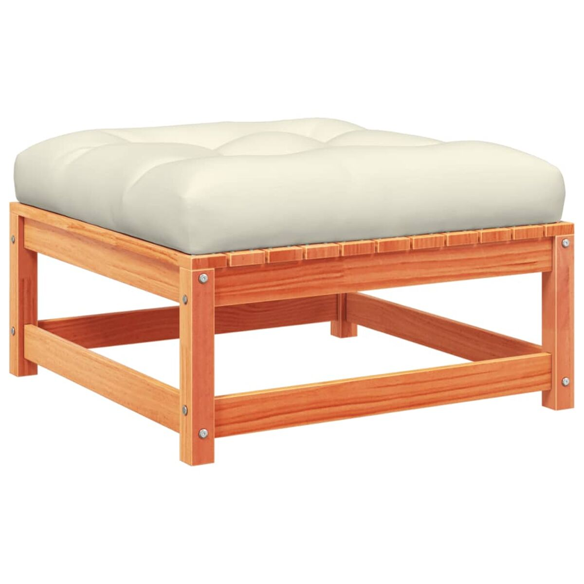 Hocker aus Holz mit weißem Kissen. Vier Holzbeine stützen das Kissen. Der Hintergrund ist weiß.