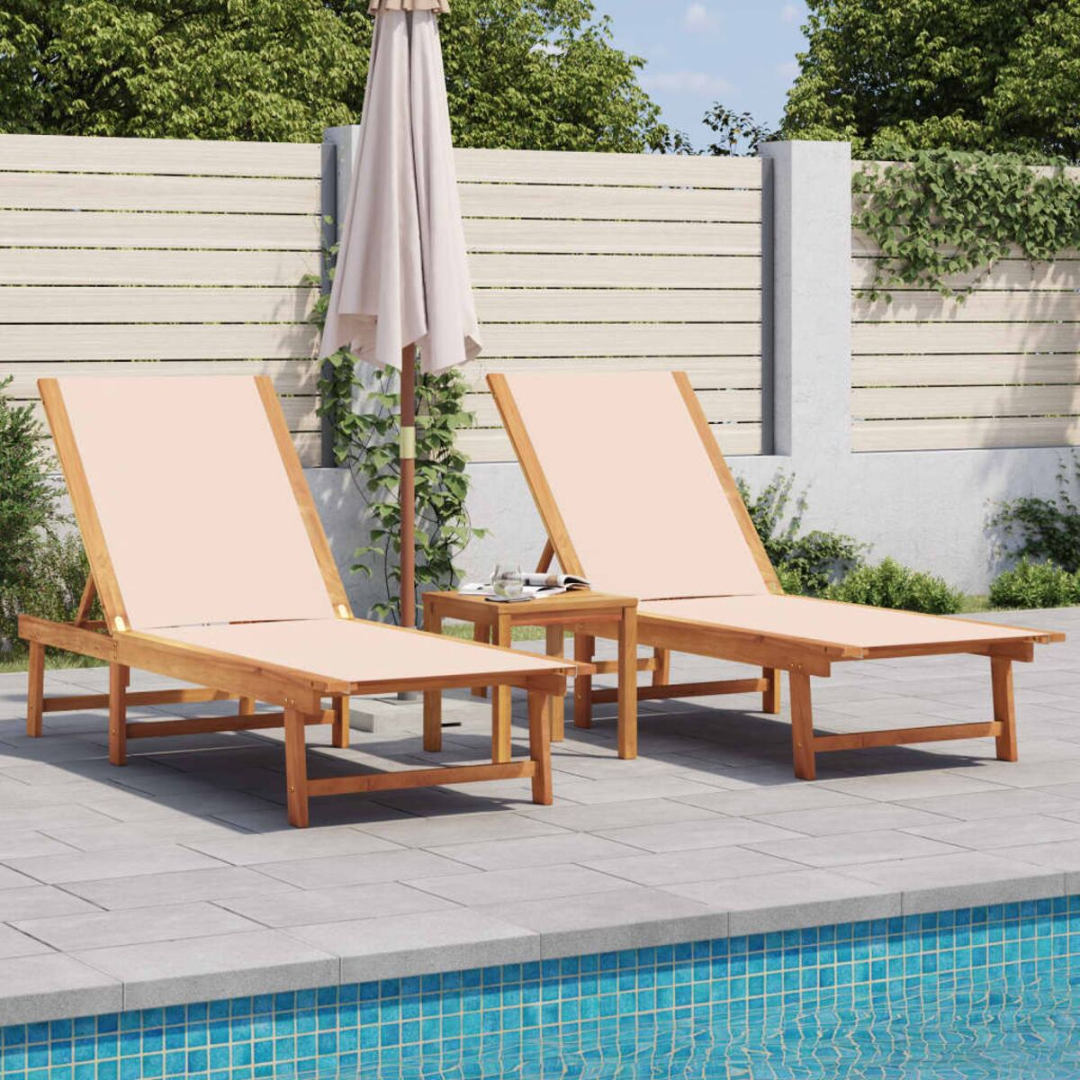Zwei Sonnenliegen aus Holz mit beigem Stoff, neben einem kleinen Tisch und Schirm.