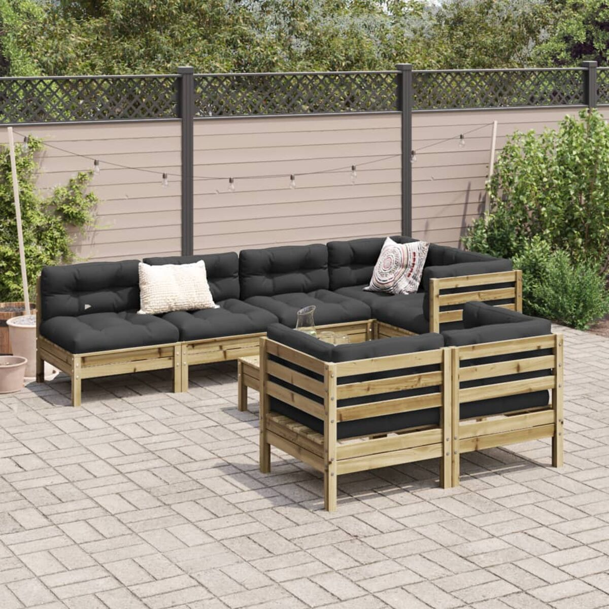 Outdoor-Ecksofa mit schwarzen Kissen. Es gibt Kissen und einen Couchtisch.