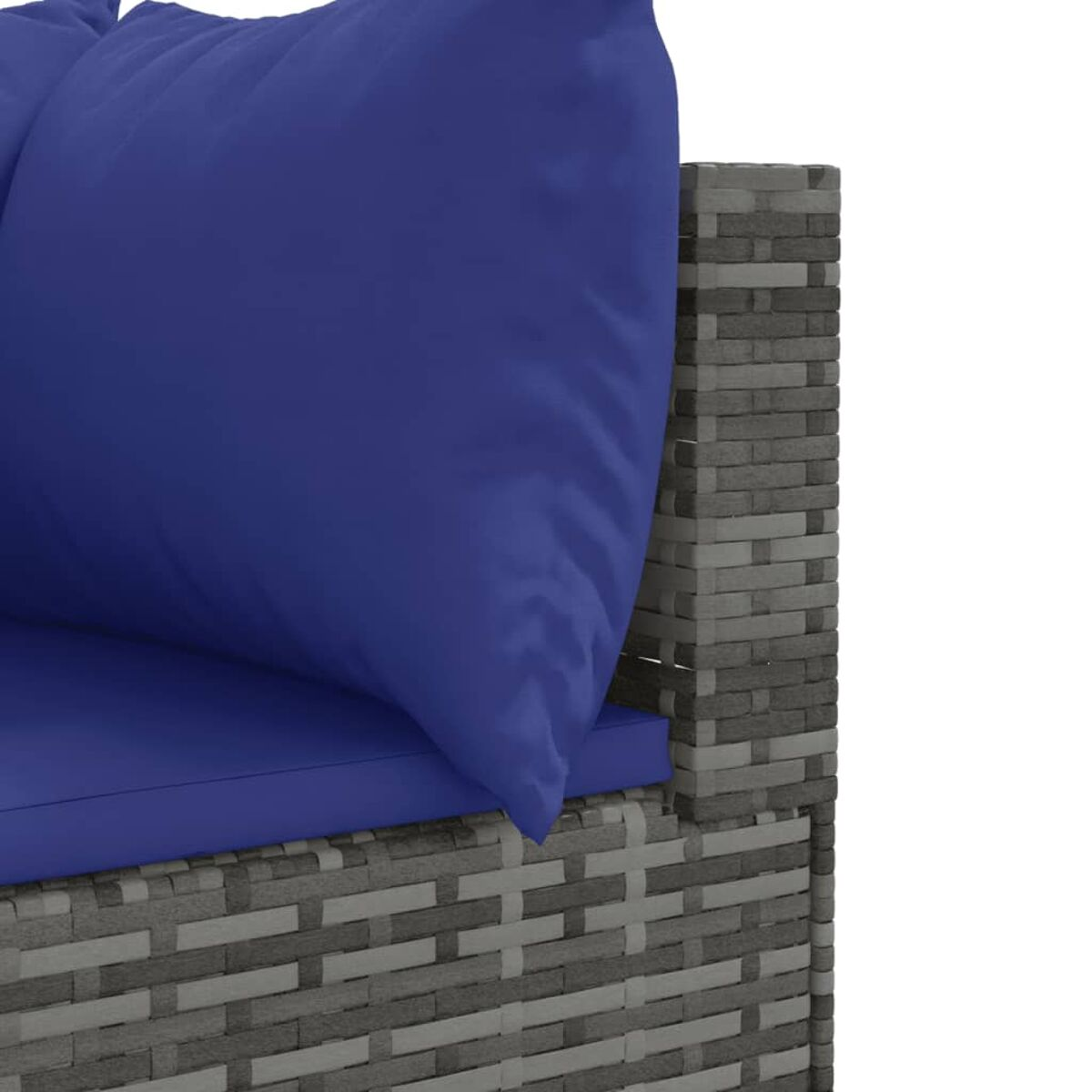 Primer plano de un sofá de mimbre gris y azul con cojines.