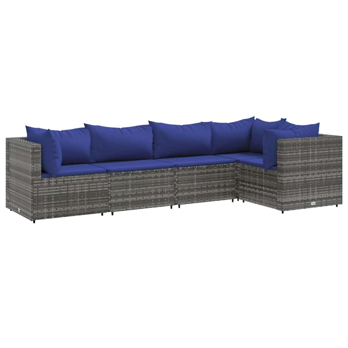 Divano angolare in rattan grigio con cuscini blu. Il divano è all'aperto.