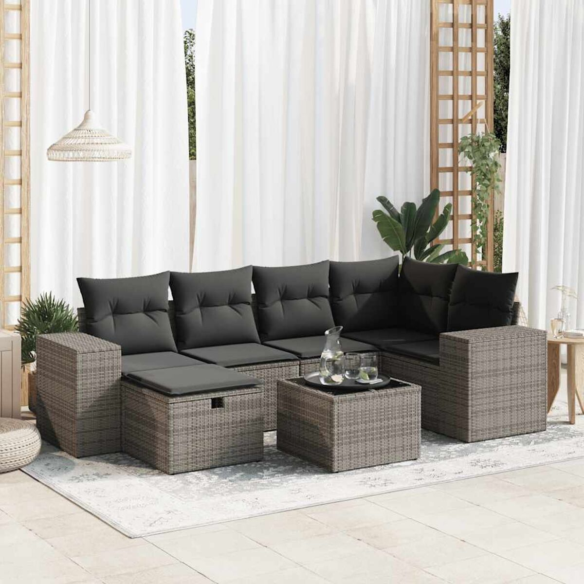 Set di mobili da esterno in vimini grigio. Include divani, tavolo e cuscini. Esterno.