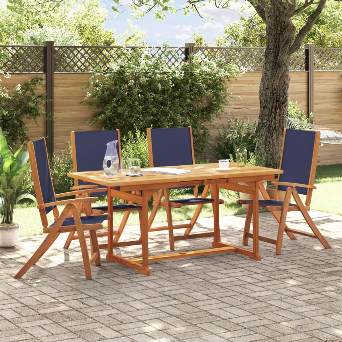 Essgruppe aus Holz für den Außenbereich. Enthält Tisch, vier Stühle mit marineblauen Stoffsitzen und -rücken.