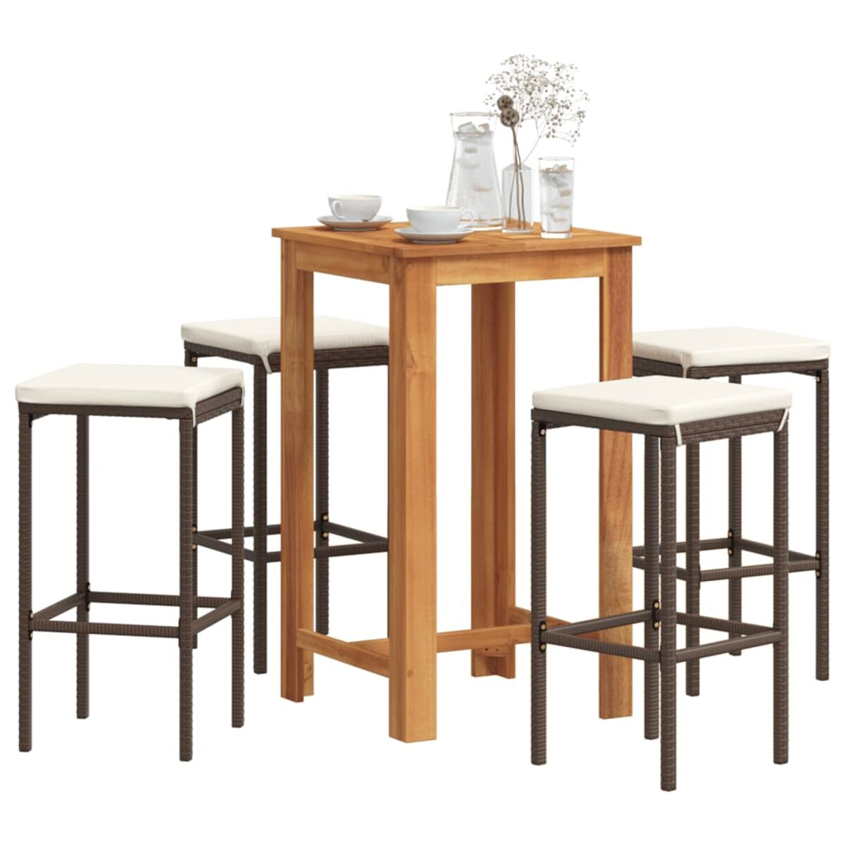 Ein Holztisch mit vier Hockern, mit weißen Kissen, auf weißem Hintergrund.