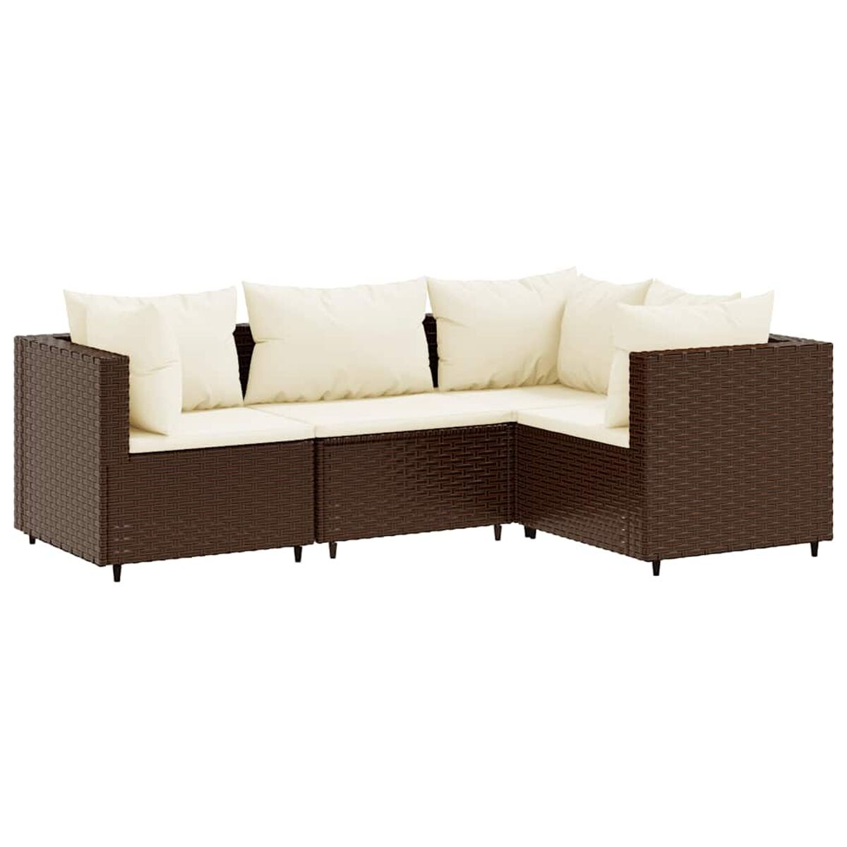 Set divano in vimini marrone scuro con cuscini color crema. Sfondo bianco.