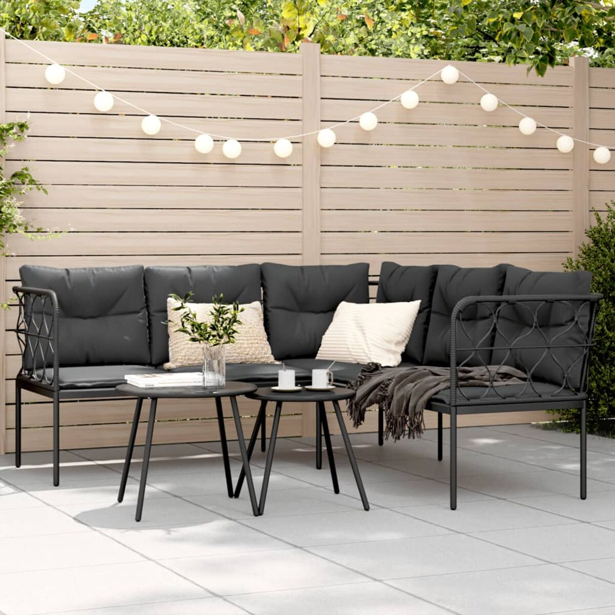 Terrassenmöbel-Set mit Tisch, zwei Sofas und einer Decke. Dunkelgraue Kissen.