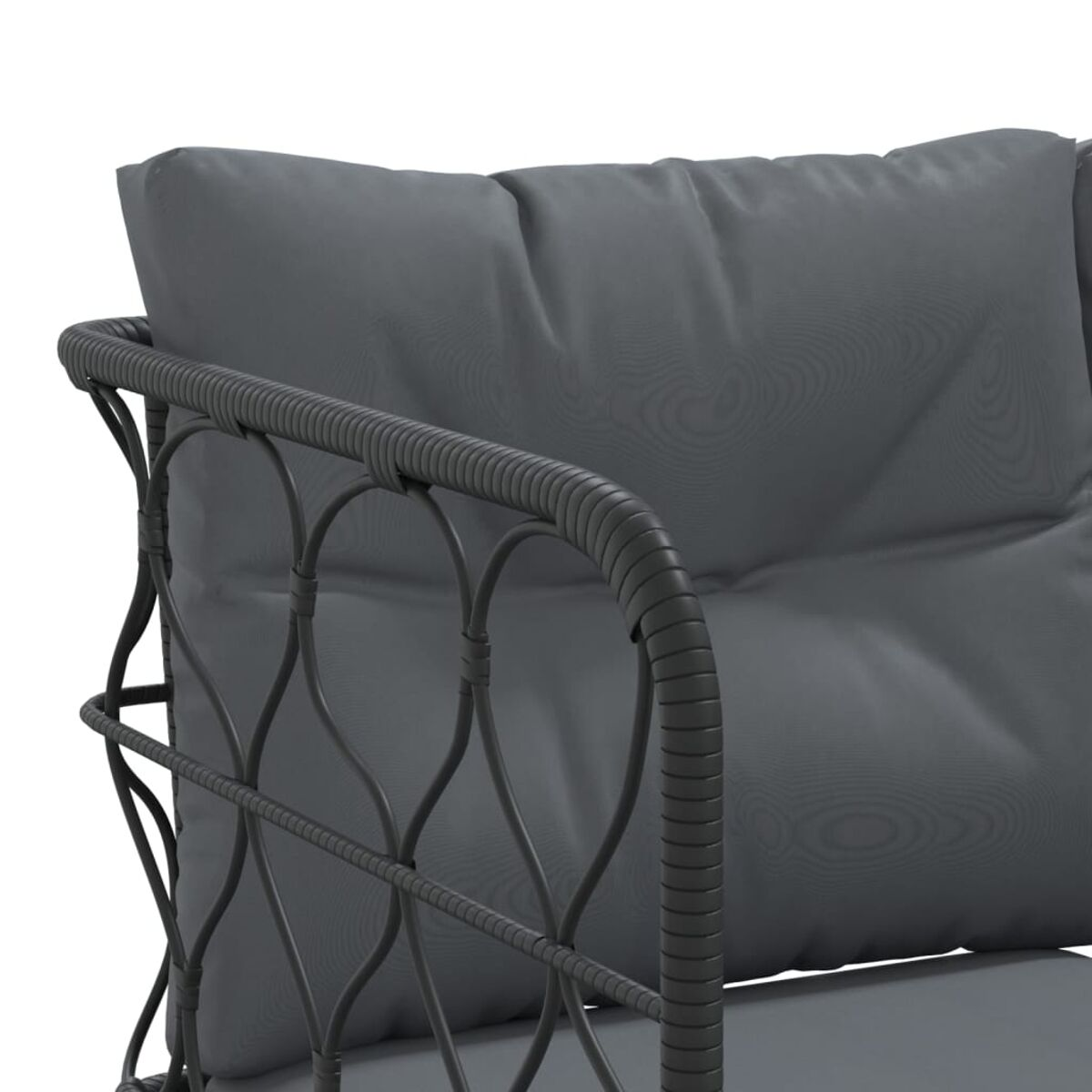 Nahaufnahme der Armlehne eines grauen Rattan-Sofas. Ein graues Kissen liegt auf der Armlehne. Der Rahmen ist dunkelgrau.