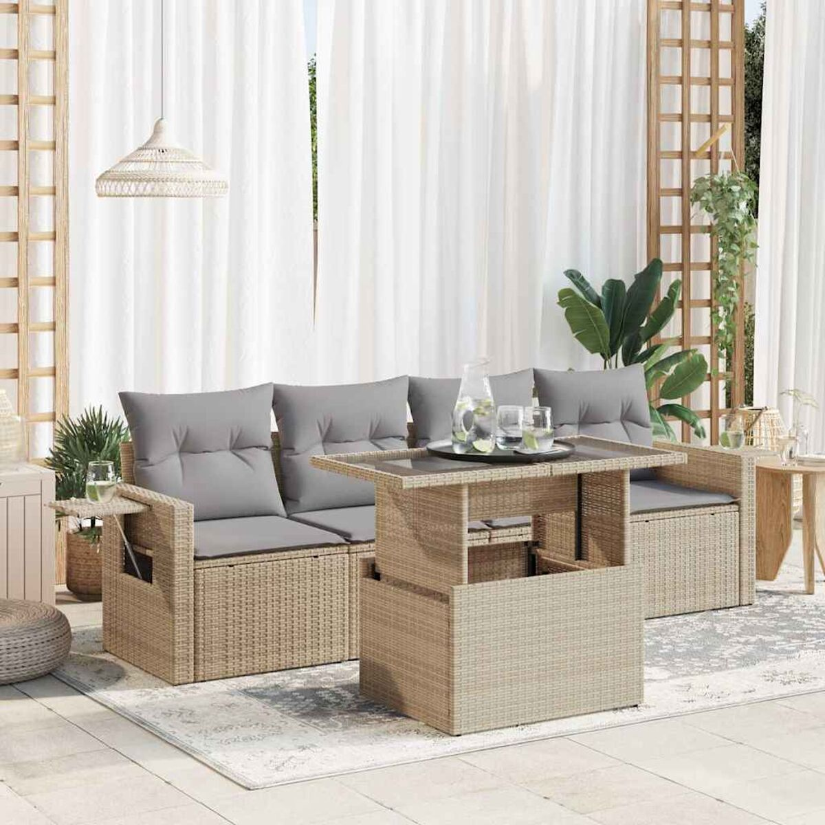 Set di sedute da esterno con tavolo, bicchieri e sfondo di tenda bianca, creando un ambiente esterno rilassante.