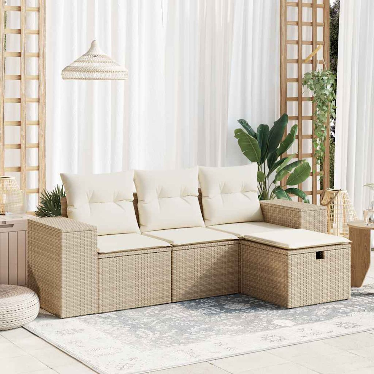 Ein beiges Outdoor-Ecksofa mit Kissen in einer lichtdurchfluteten Umgebung. Das Sofa steht auf einem gemusterten Teppich.