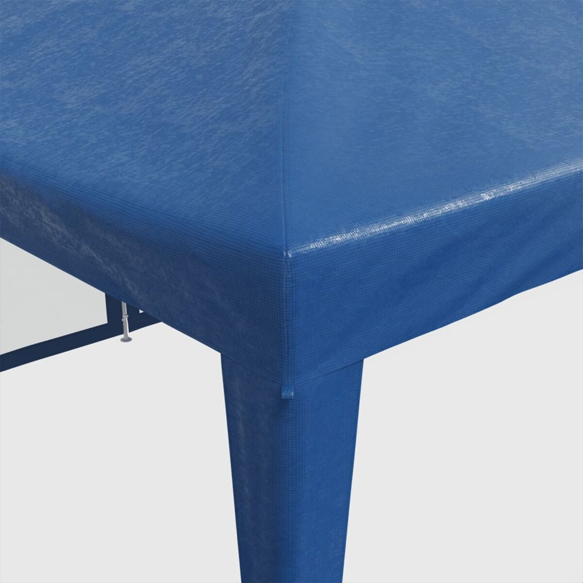 Primo piano della parte superiore blu di un gazebo. La parte superiore ha una superficie strutturata.