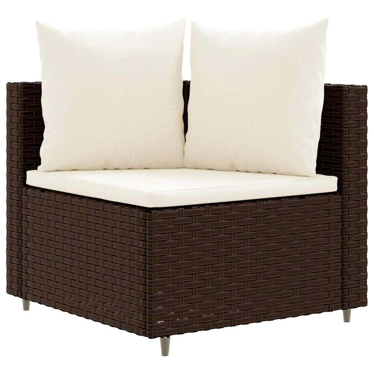 Una sedia singola in rattan marrone con due cuscini bianchi, vista frontalmente.