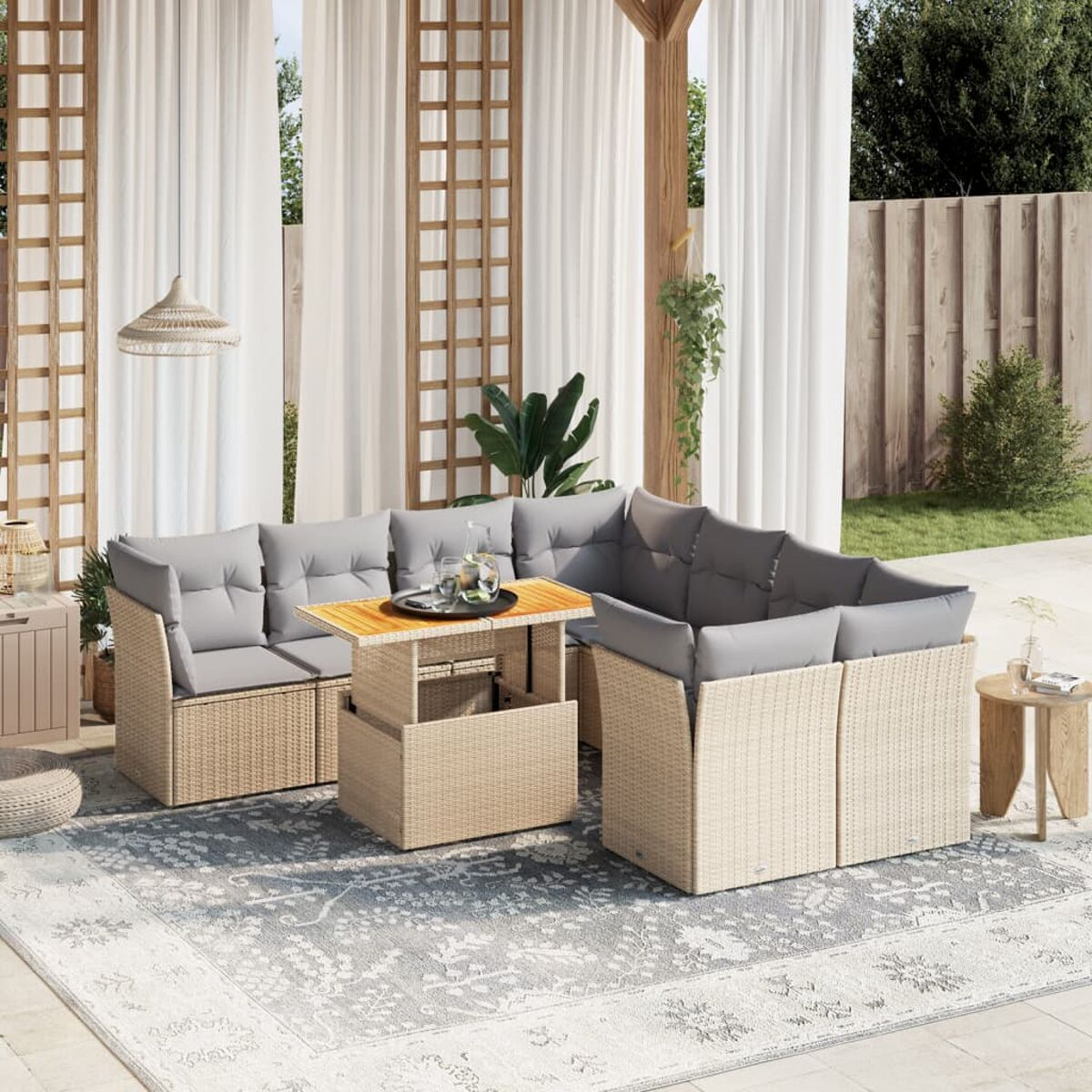 Outdoor-Möbelset mit Tisch und grauen Kissen.