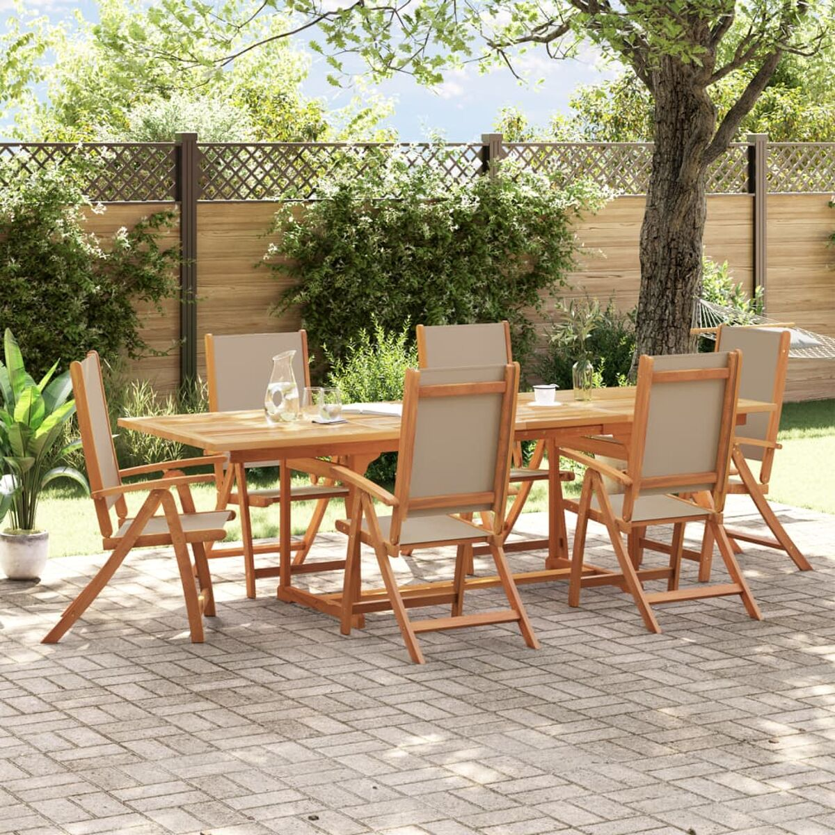 Set da pranzo da esterno in legno: tavolo rettangolare e sei sedie. Scena in un giardino.