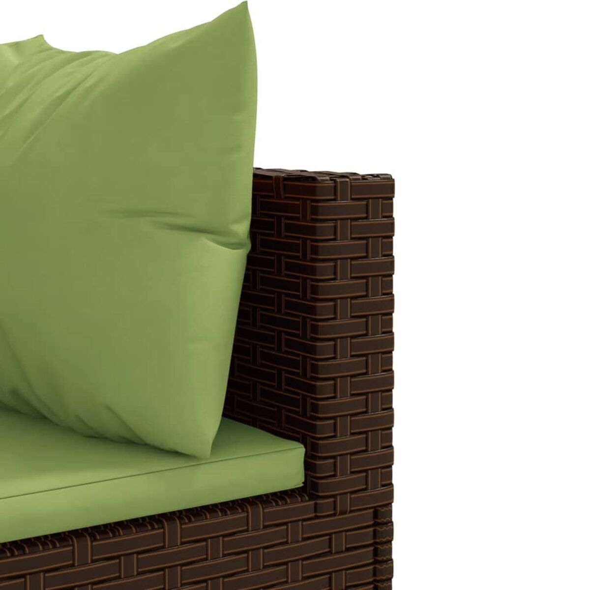 Nahaufnahme eines grünen Kissens auf einem braunen, gewebten Outdoor-Sofa.