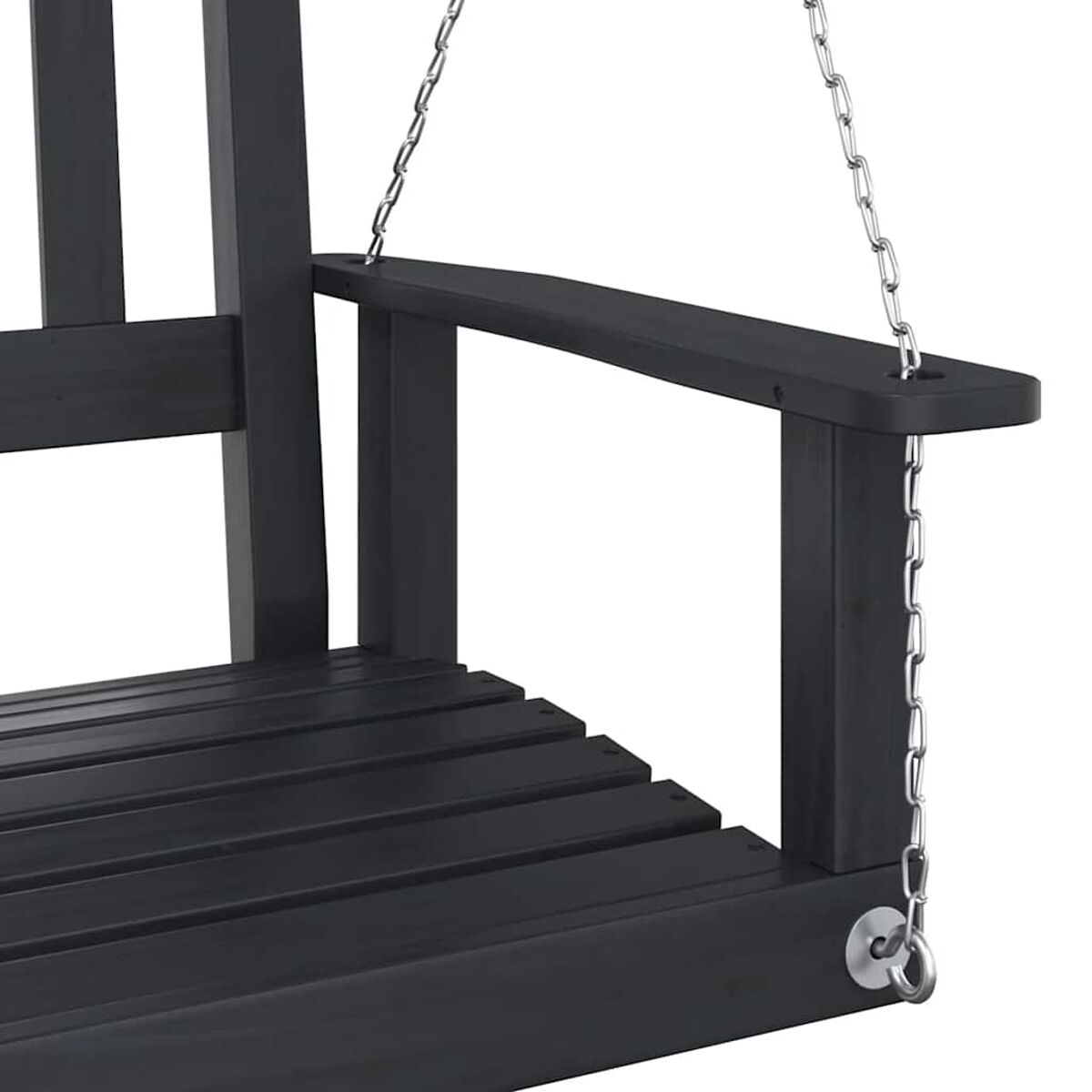 Nahaufnahme einer schwarzen Holzschaukel mit Kette und weißem Hintergrund.