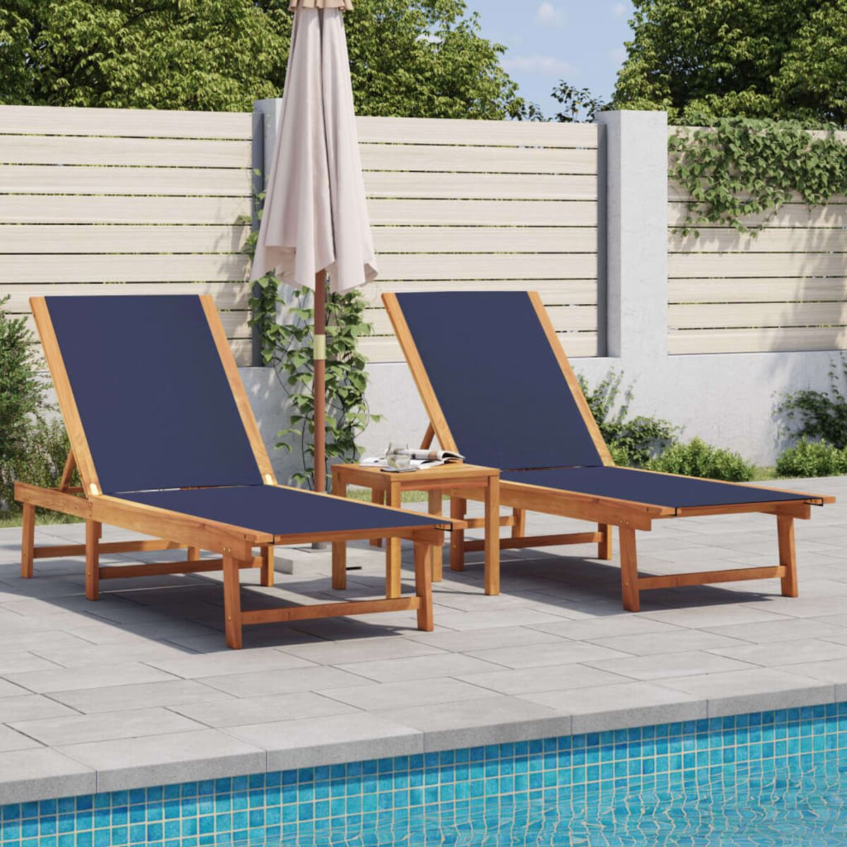 Due lettini in legno con tessuto blu, tavolino e ombrellone a bordo piscina.