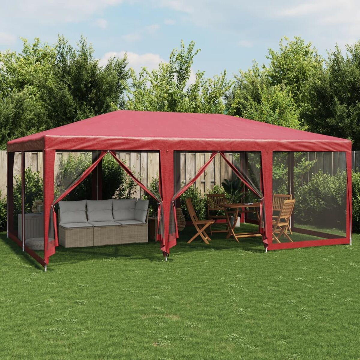 Gazebo esterno rosso con lati trasparenti. All'interno, posti a sedere e un tavolo su un prato verde.