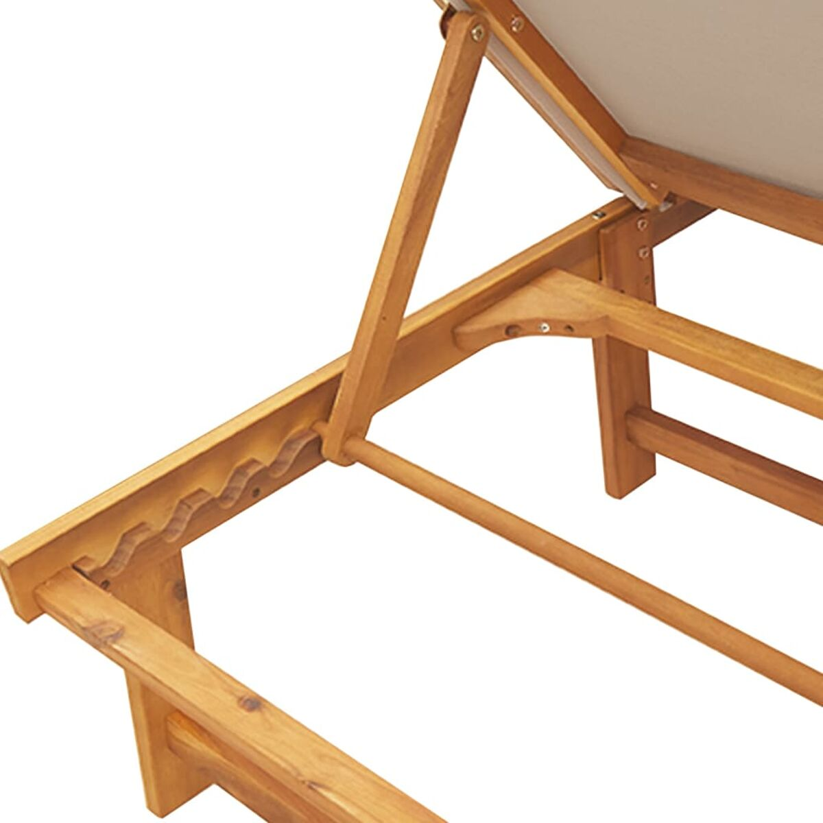Primo piano di una sedia a sdraio in legno che mostra il telaio e i supporti. Sfondo bianco.