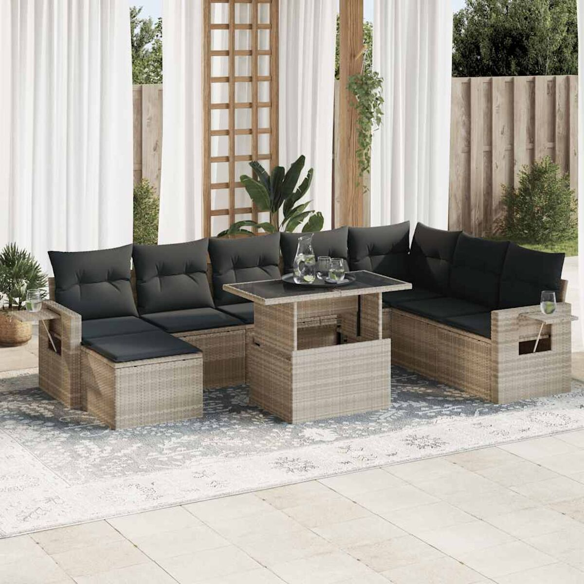 Outdoor-Sofagarnitur mit einem aufsteigenden Tisch, auf einem gemusterten Teppich.
