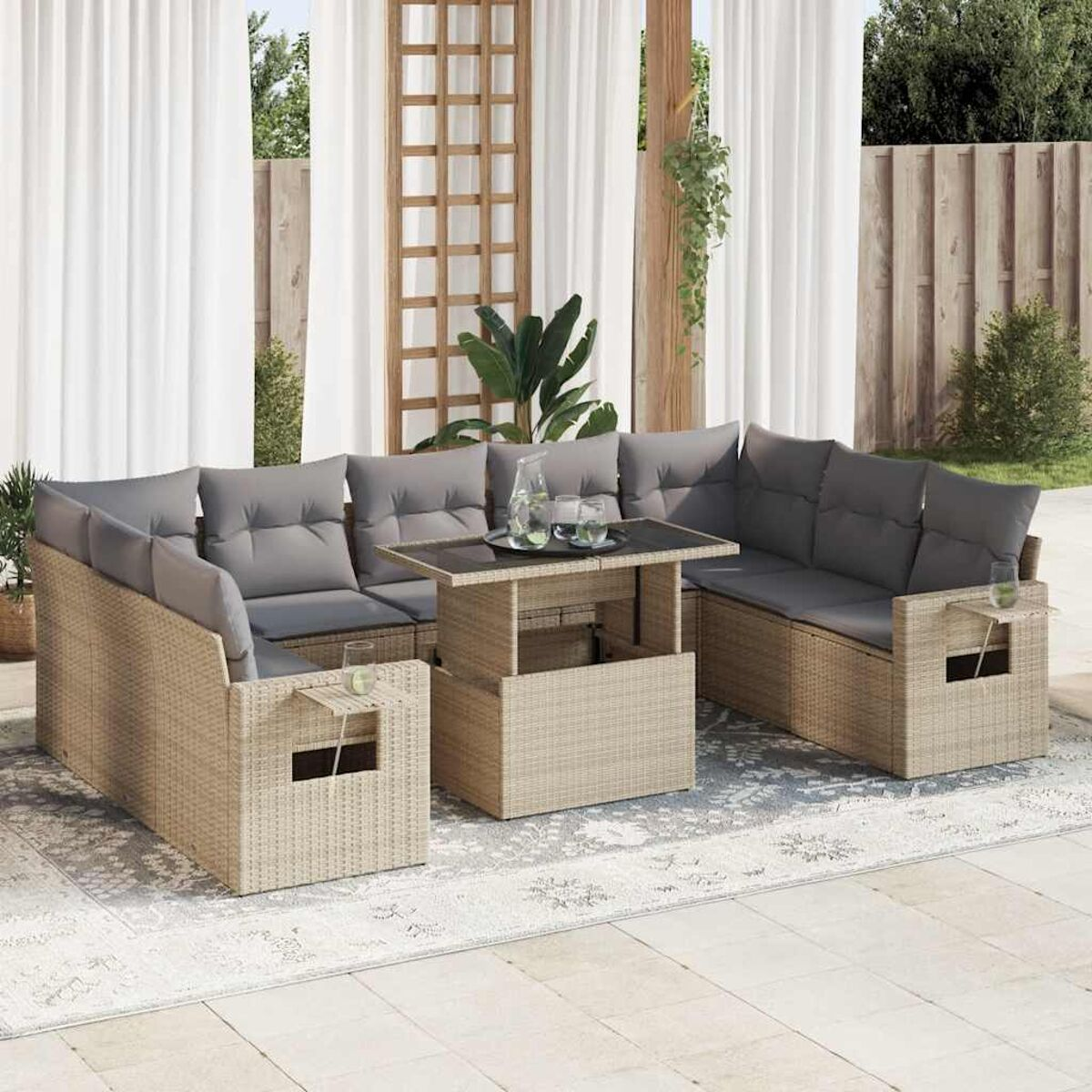 Mobili da patio per esterni con un tavolo e divani. I mobili sono beige.