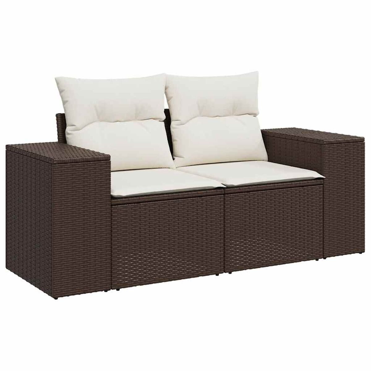 Ein braunes Korbssofa mit zwei Kissen. Das Sofa hat eine gewebte Textur und eine quadratische Form.