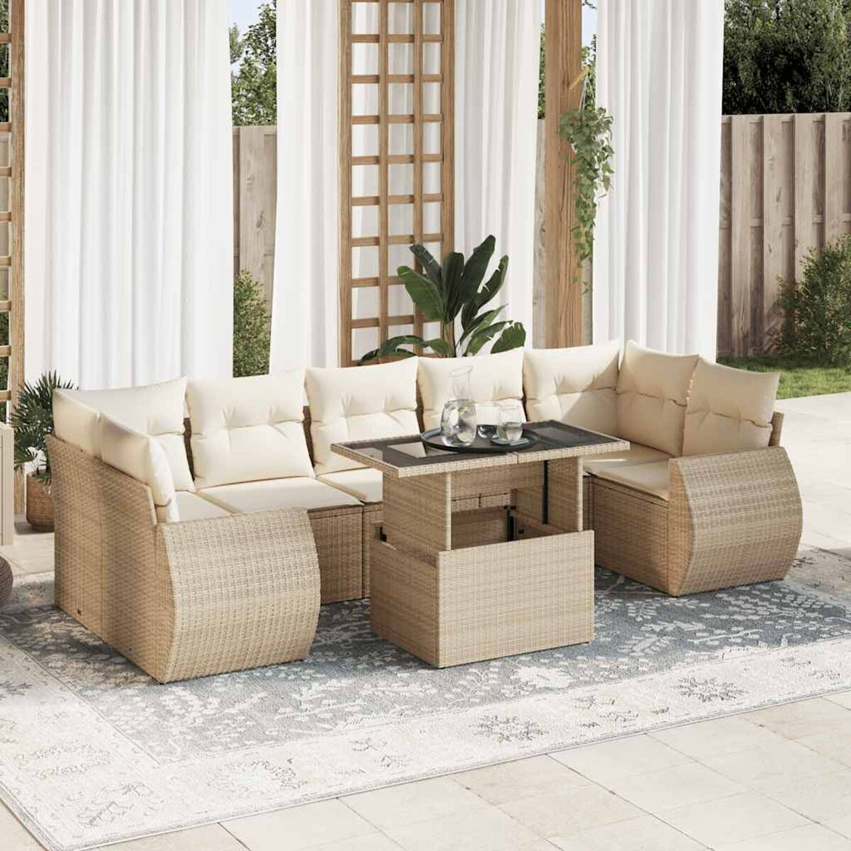 Set divano in rattan beige con tavolo rialzabile e cuscini beige su un tappeto.