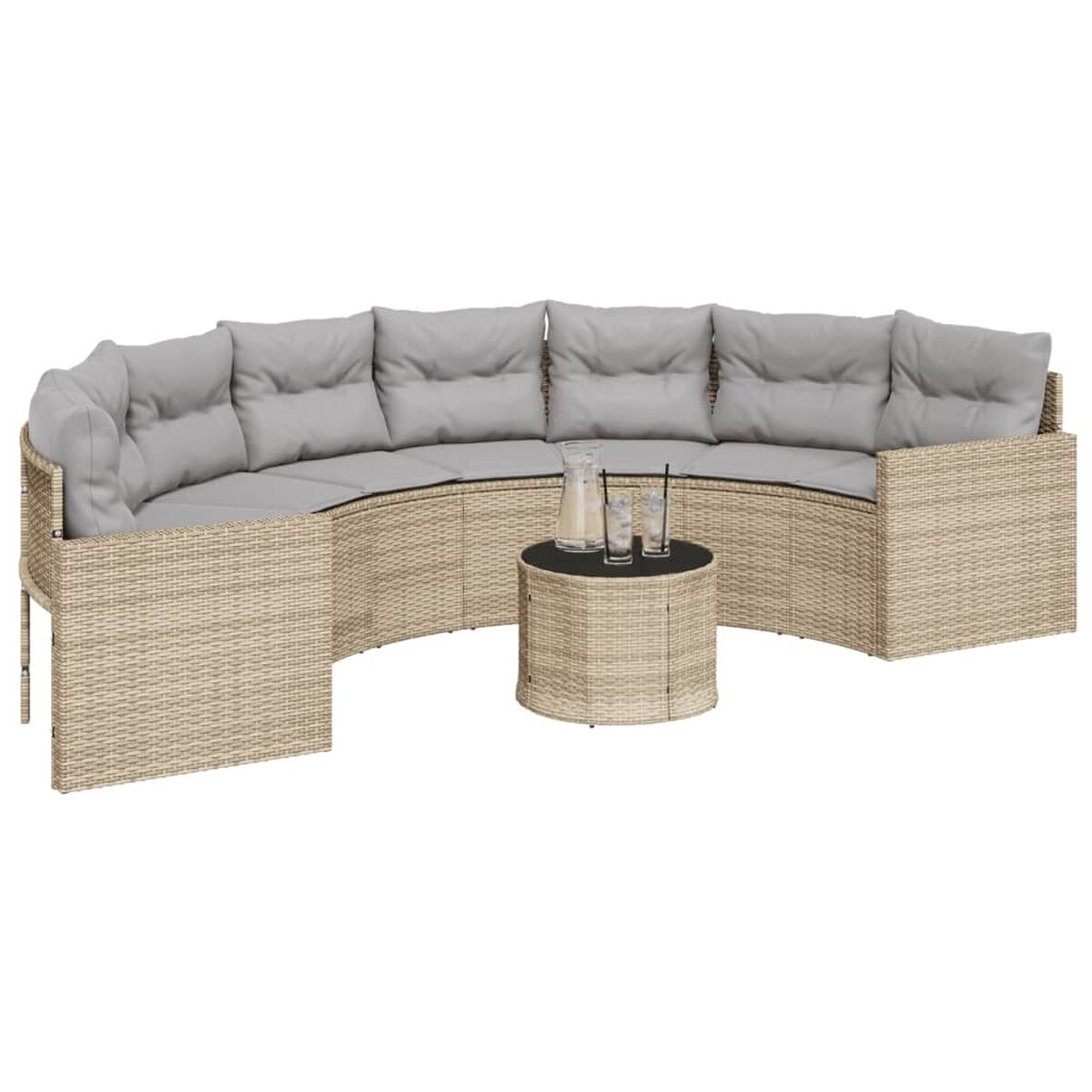 Divano componibile in vimini beige con cuscini grigi, tavolino rotondo, esterno.
