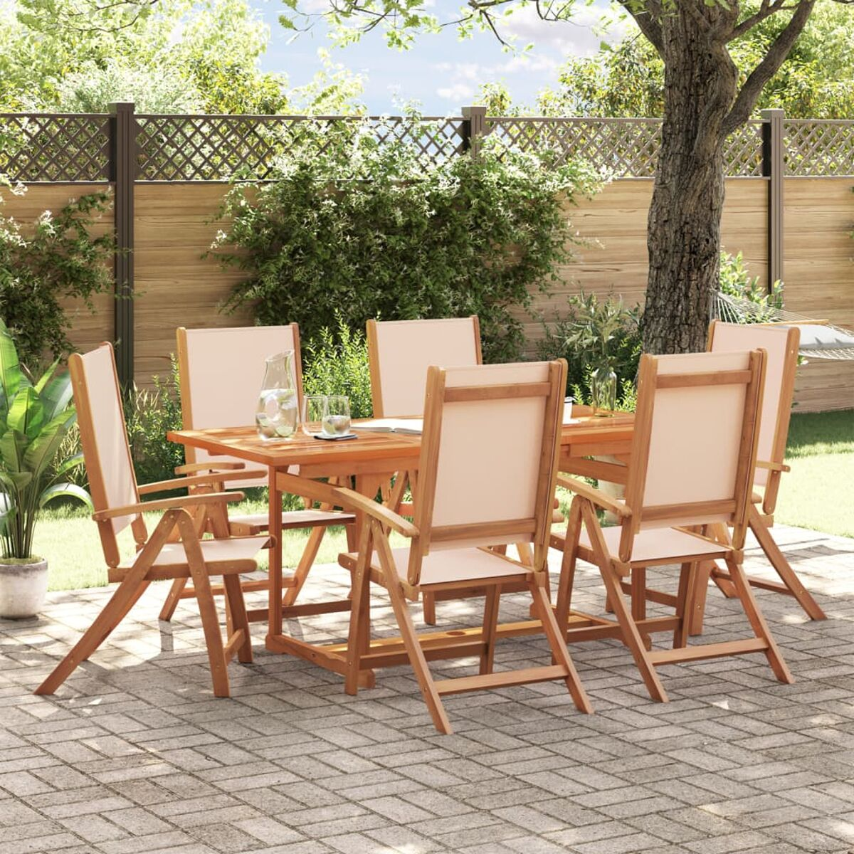 Set da pranzo da esterno con tavolo e sedie in legno sul patio.