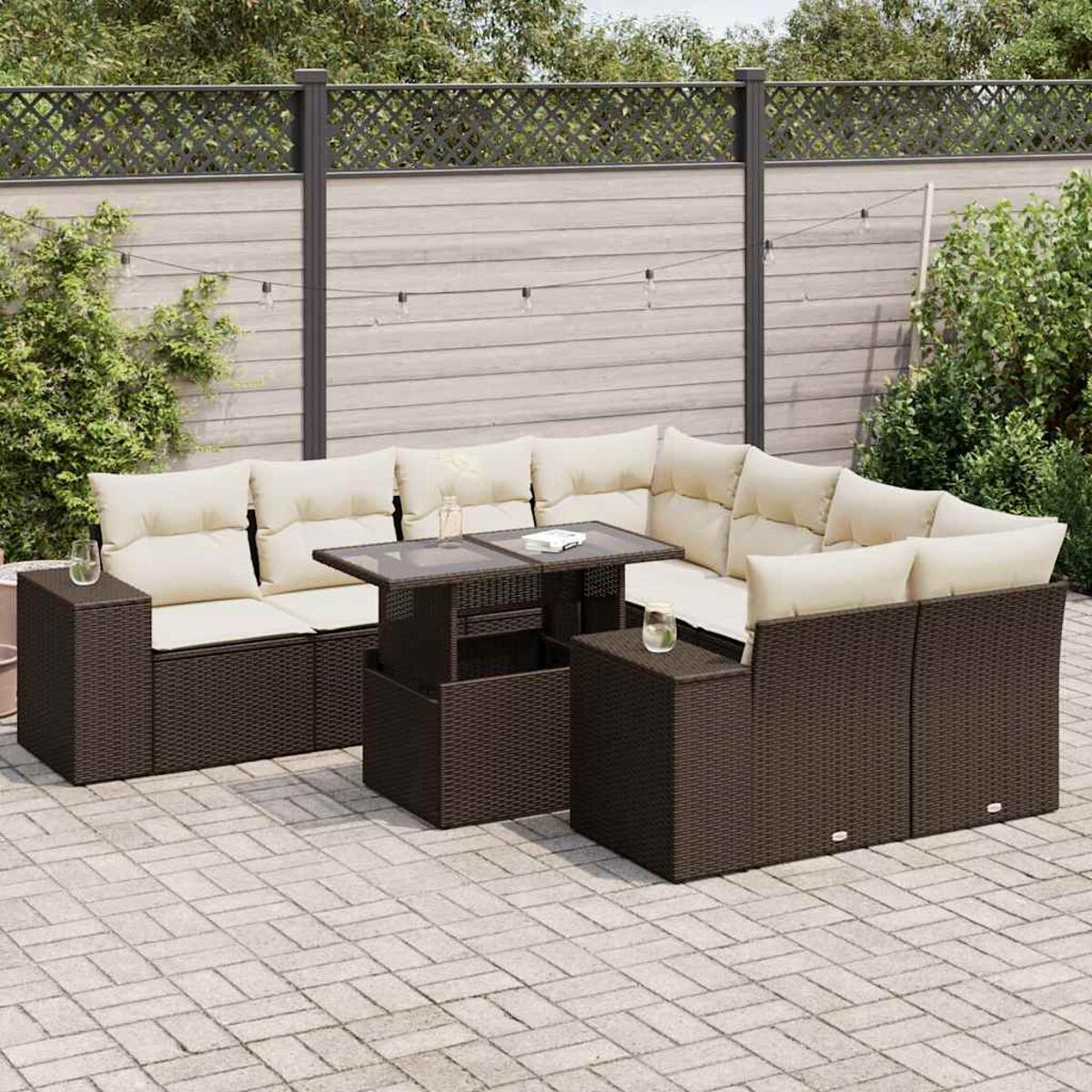 Braunes Outdoor-Ecksofa mit Kissen und Tisch, auf einer Terrasse.