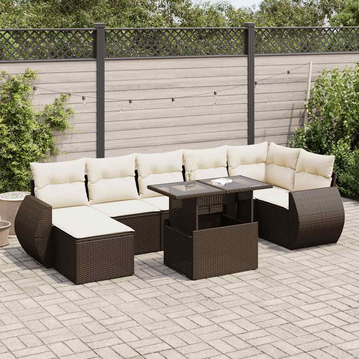 Braunes Outdoor-Set aus Korbgeflecht mit Hubtisch. Enthält Sofa und zwei Sessel auf einer Terrasse.