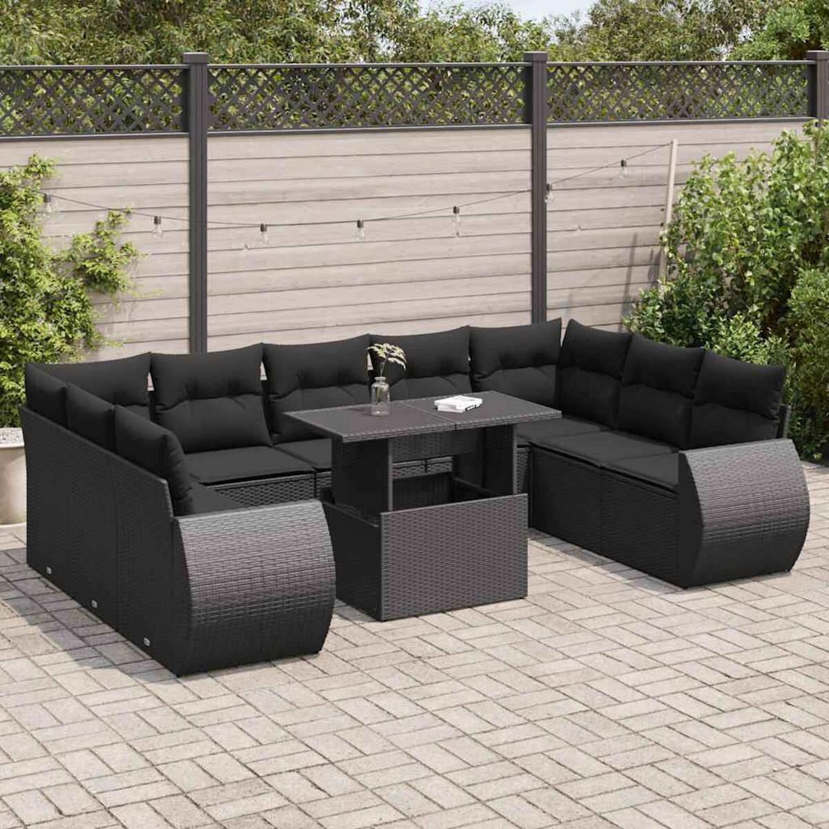 Set divani da esterno in vimini nero con tavolo. Include cuscini e tavolo.