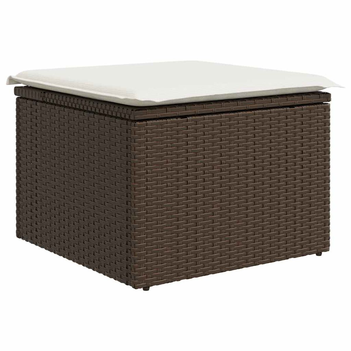 Pouff contenitore in vimini marrone con cuscino bianco sopra. Sfondo bianco.