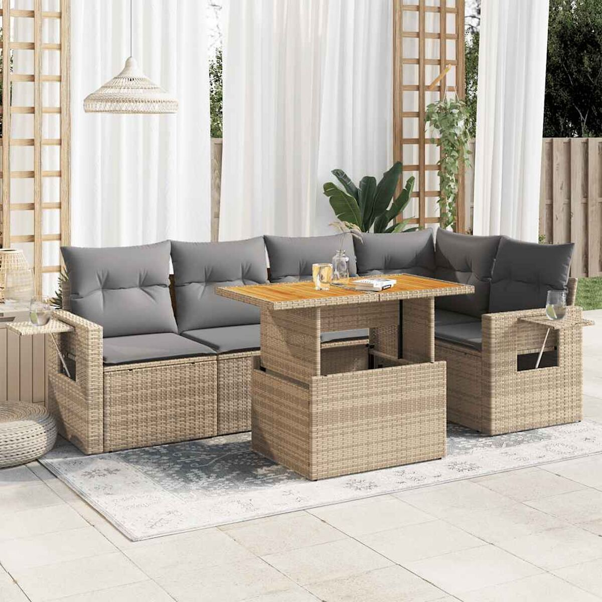 Divano angolare in rattan per esterni con tavolo. Bevande sul tavolo. Scena su un patio.