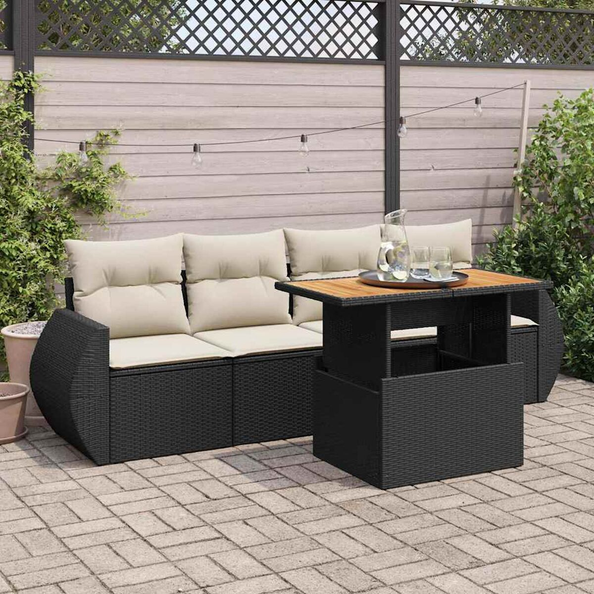 Set da patio esterno con divano e tavolo con piano in legno.