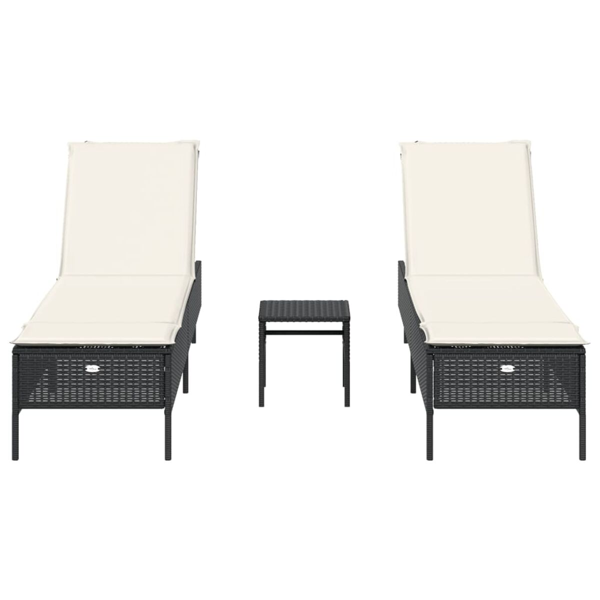 Zwei schwarze Rattan-Liegen und ein kleiner Tisch auf weißem Hintergrund.