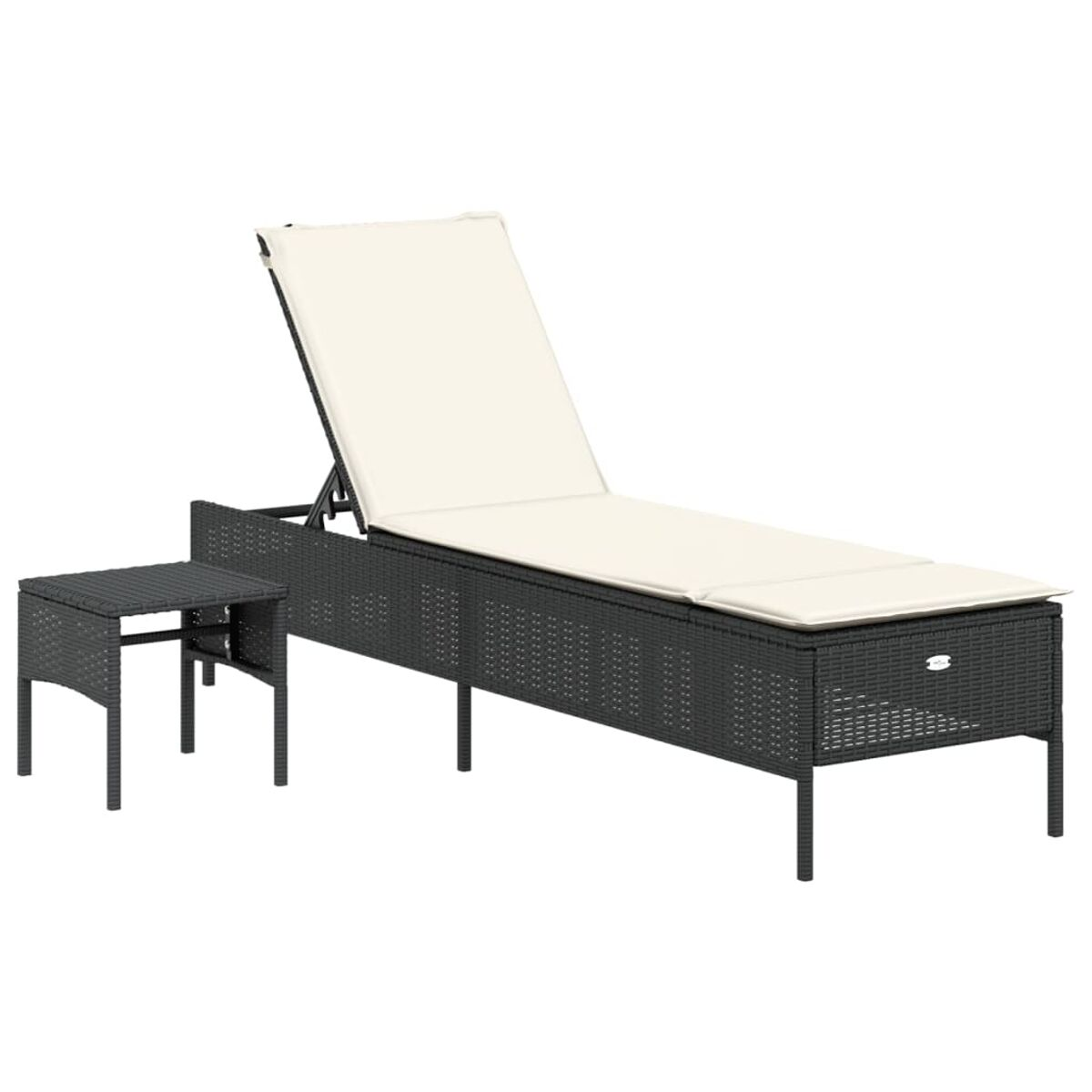 Ein schwarzes Korbsessel-Set mit Tisch auf einer Terrasse. Weißes Kissen auf der Liege.