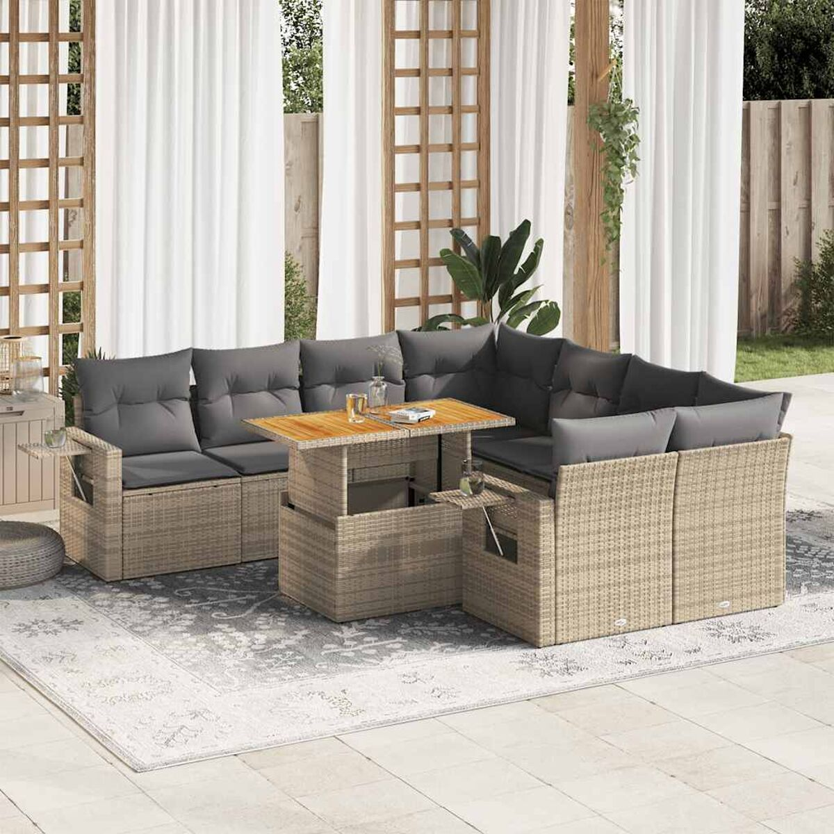 Rattan-Sofagarnitur mit beigen Kissen und Tisch. Auf gemustertem Teppich, in der Nähe von Vorhängen. Tageslicht, draußen.