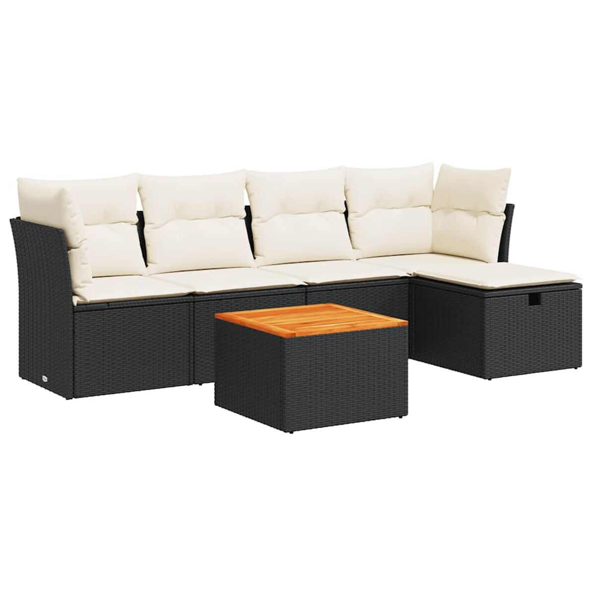 Divano componibile in vimini nero con cuscini color crema e tavolo in legno.