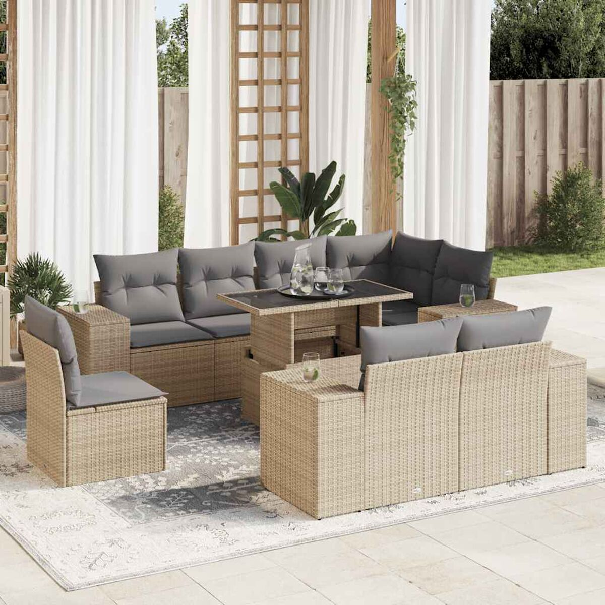 Set di mobili da patio con divani beige e cuscini grigi. Include un tavolo e un tappeto.