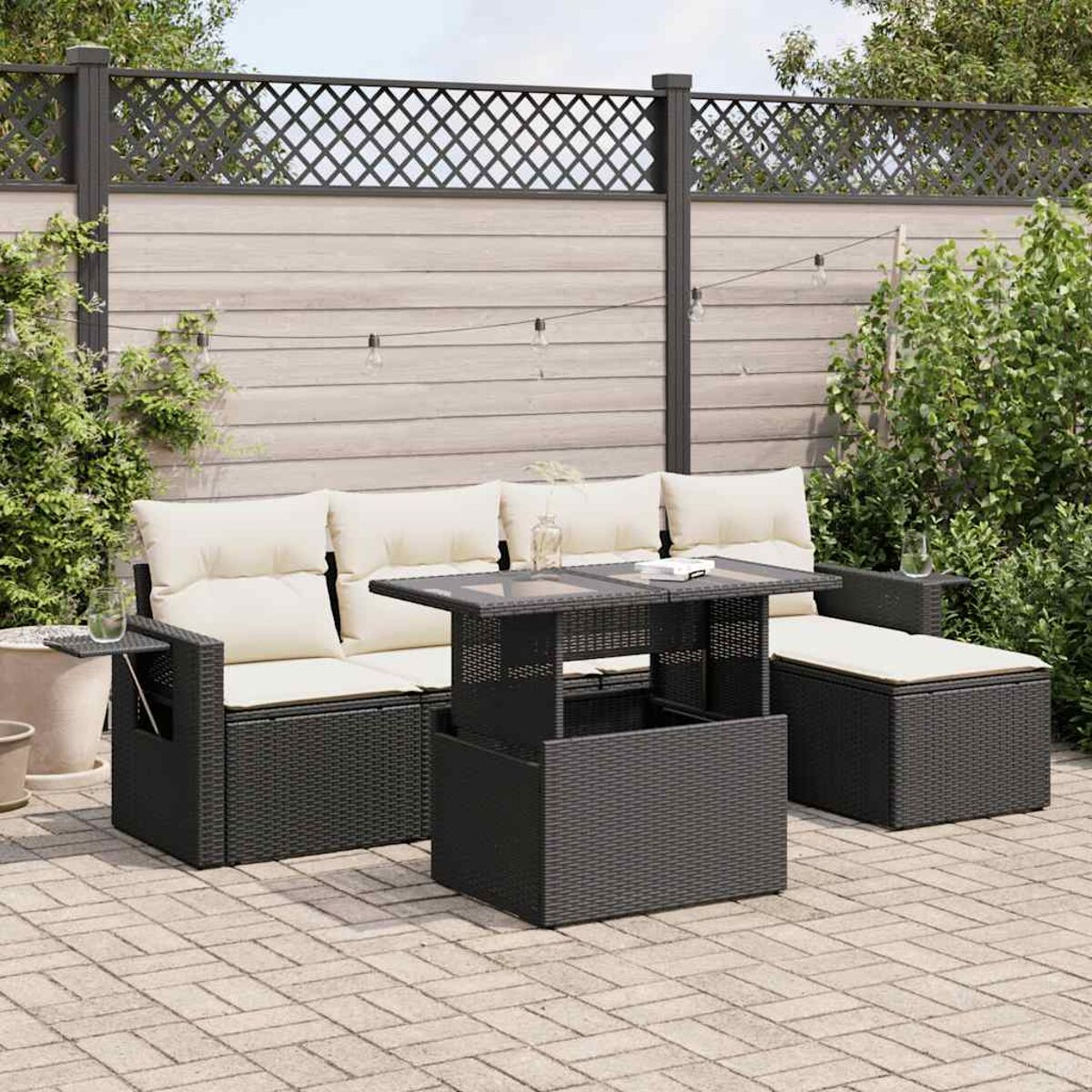 Schwarzes Outdoor-Set aus Korbgeflecht mit Hubtisch. Enthält ein Sofa und zwei Sessel.