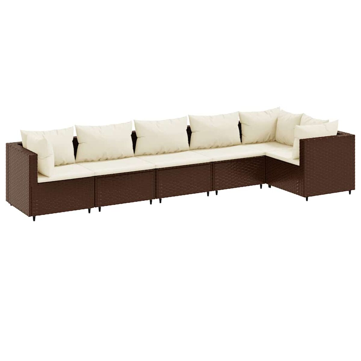 Divano angolare in vimini marrone con cuscini color crema. Include un design a L e sfondo bianco.