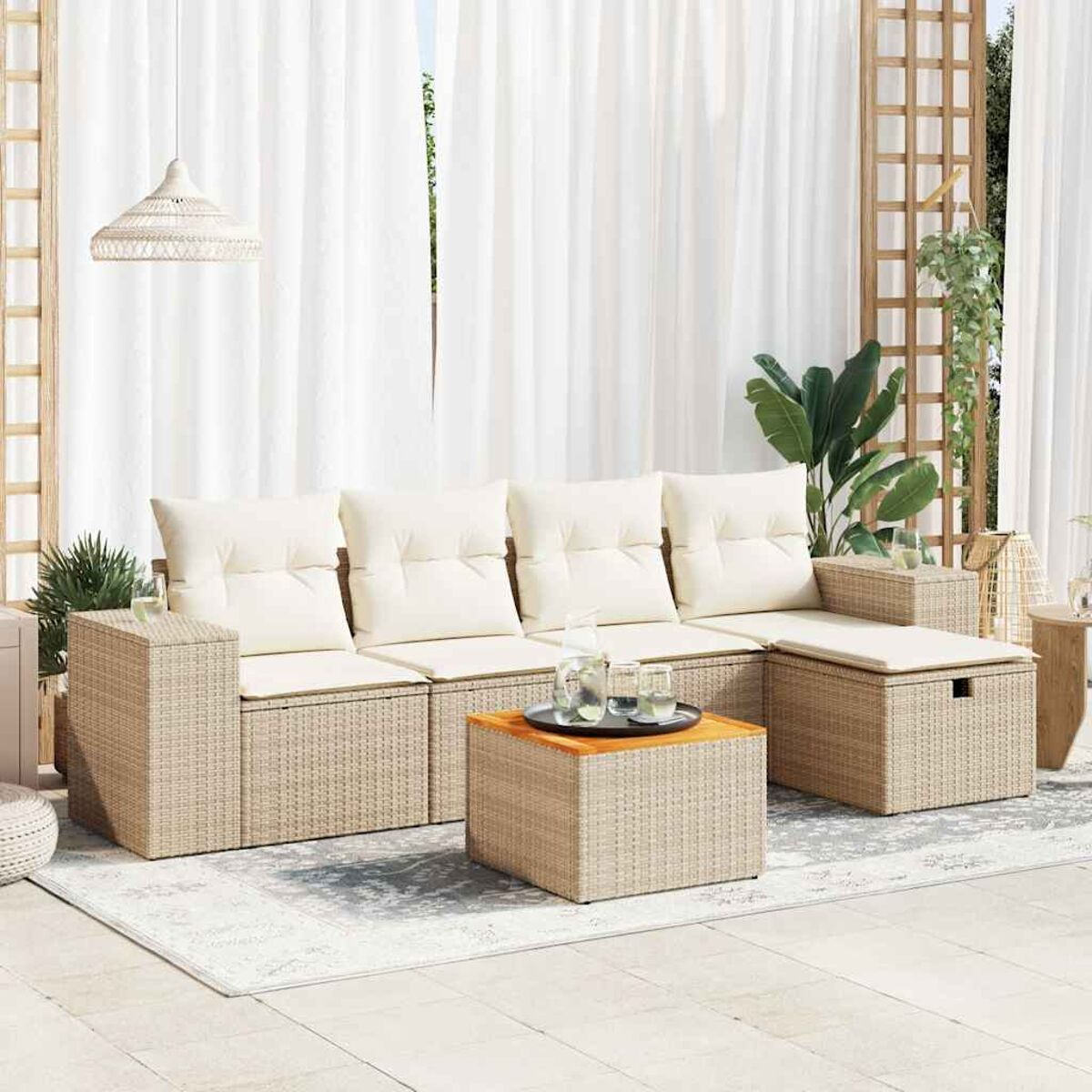 Divano componibile da esterno in vimini beige con cuscini e tavolino in legno, su tappeto.