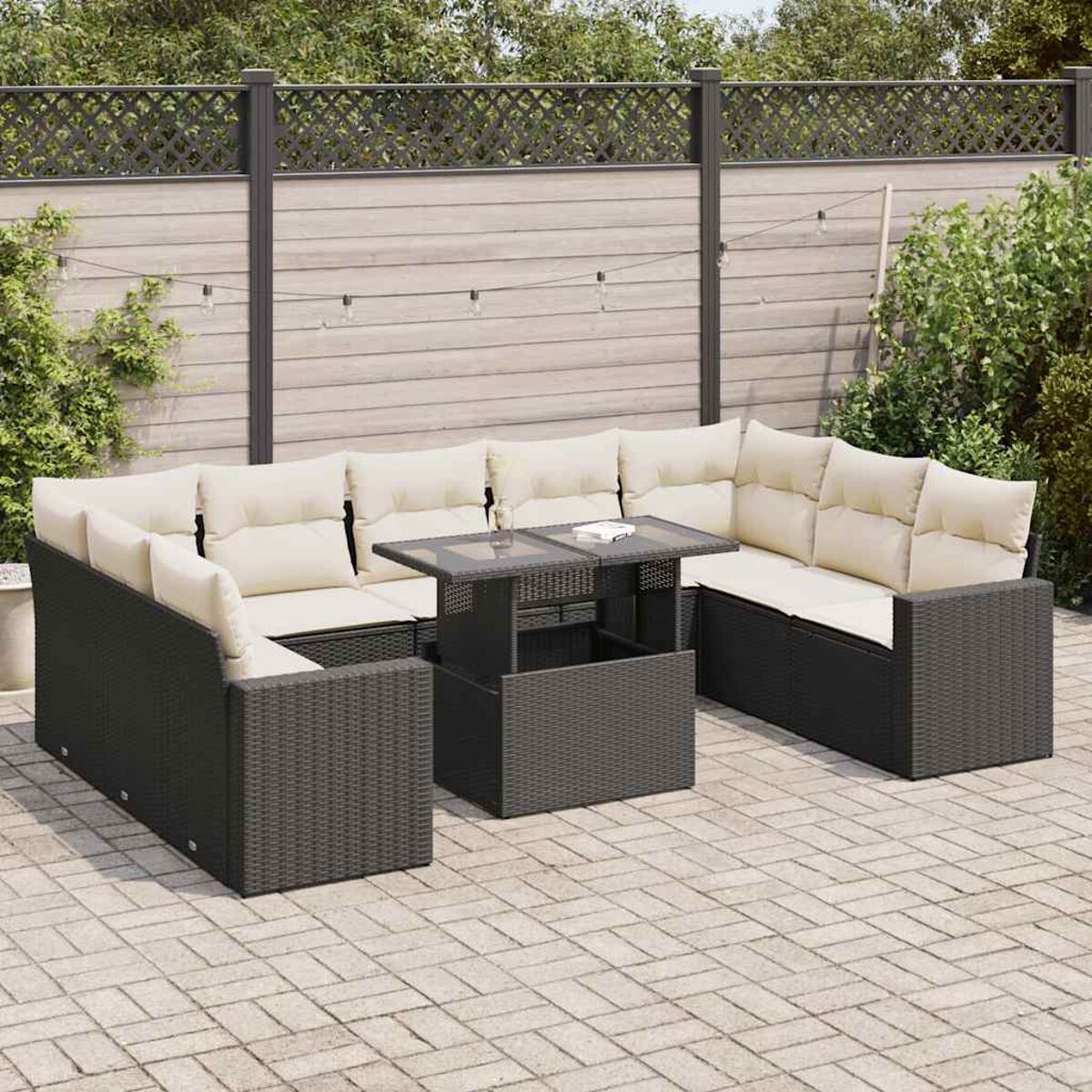 Ecksofa im Freien mit Tisch. Beige Kissen und dunkelgraues Korbgeflecht.