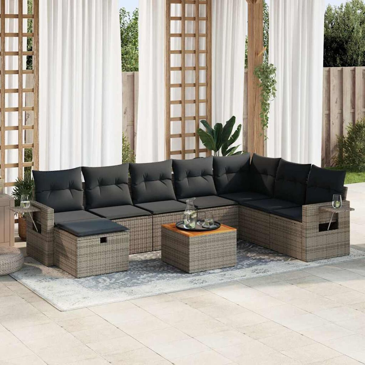 Ein Outdoor-Terrassenset mit dunkelgrauen Kissen, einem Holztisch, auf neutraler Terrassenumgebung.