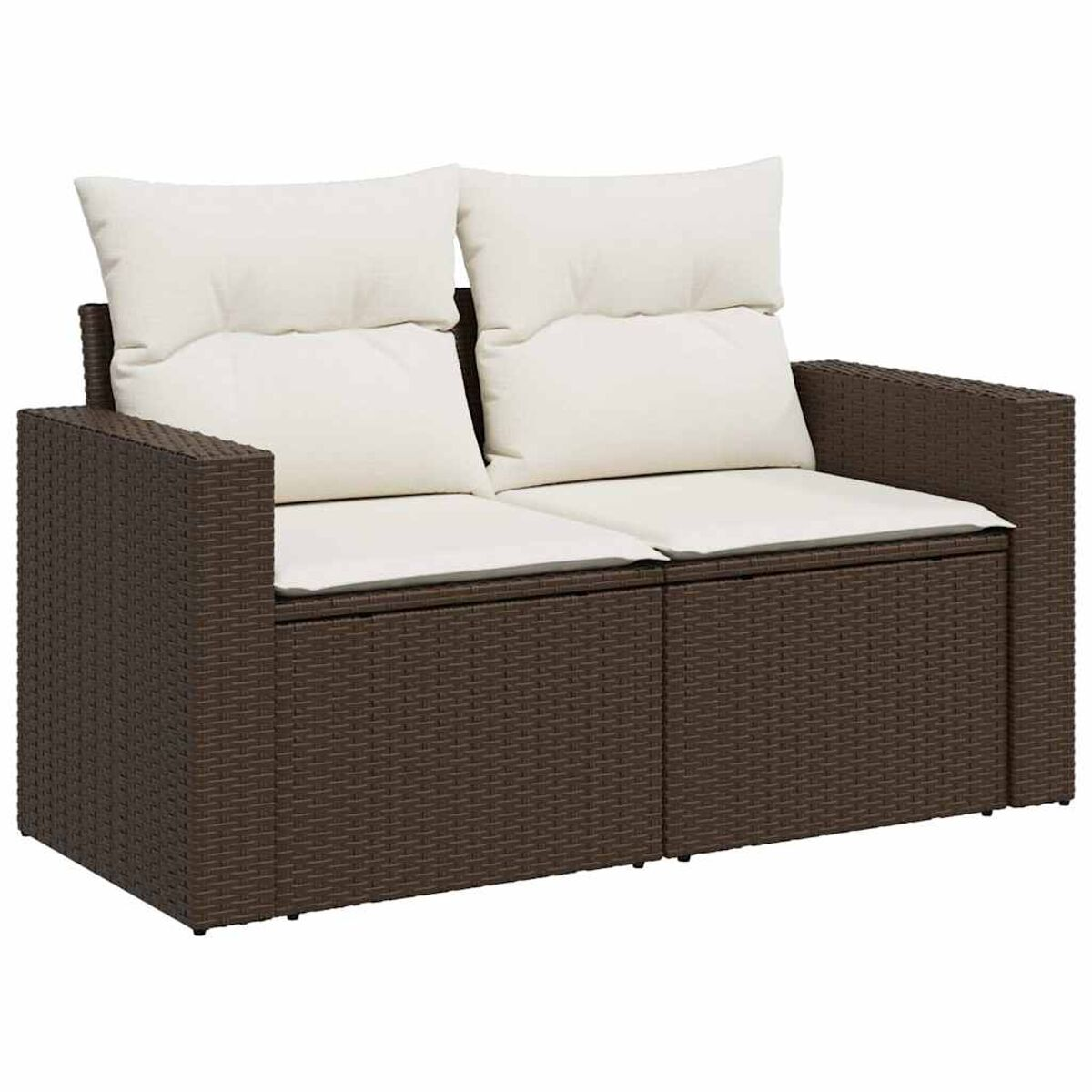 Un divano marrone in rattan intrecciato con due cuscini color crema, visto frontalmente. È un due posti.