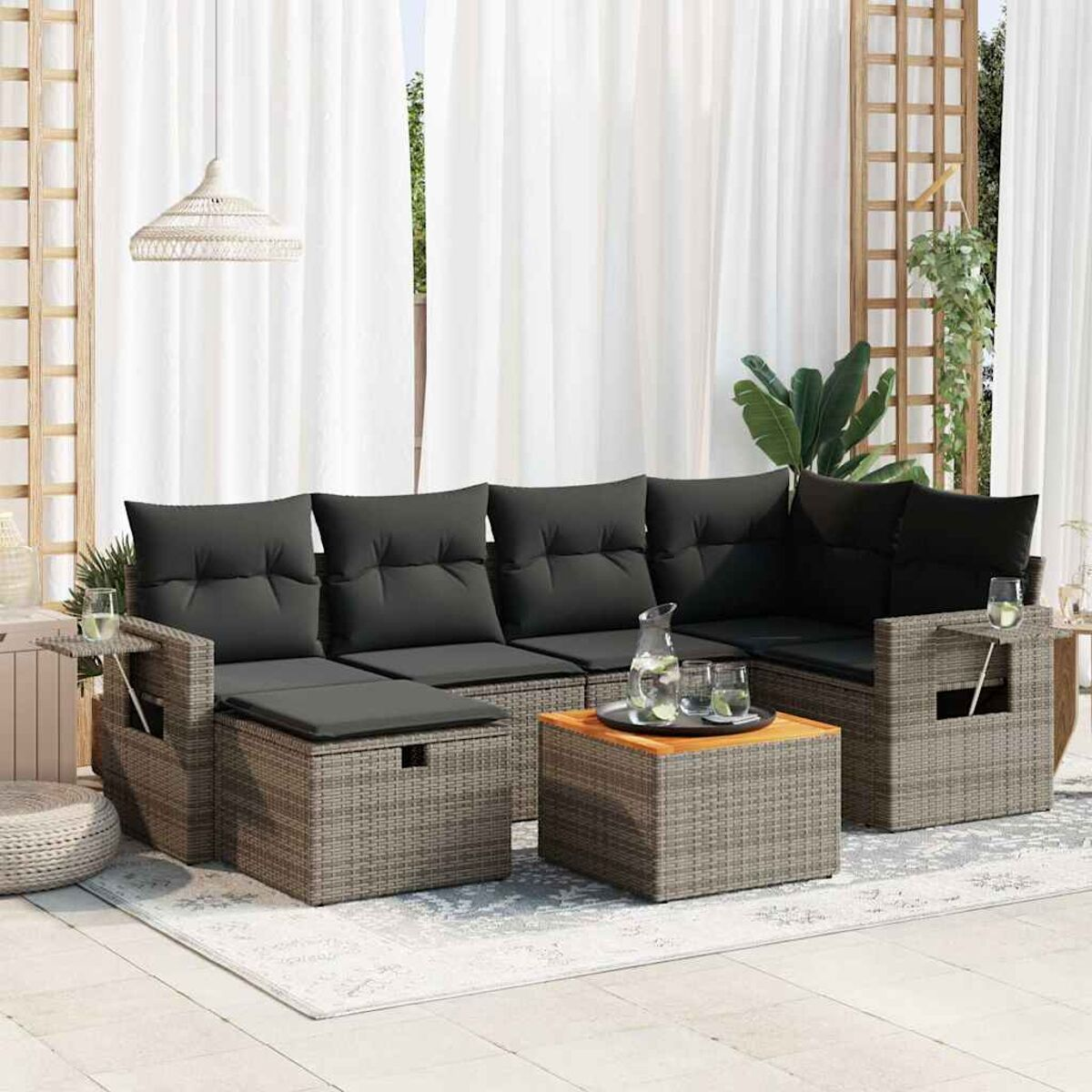 Outdoor-Ecksofa und Tisch-Set auf einem Teppich, mit hellem Hintergrund.