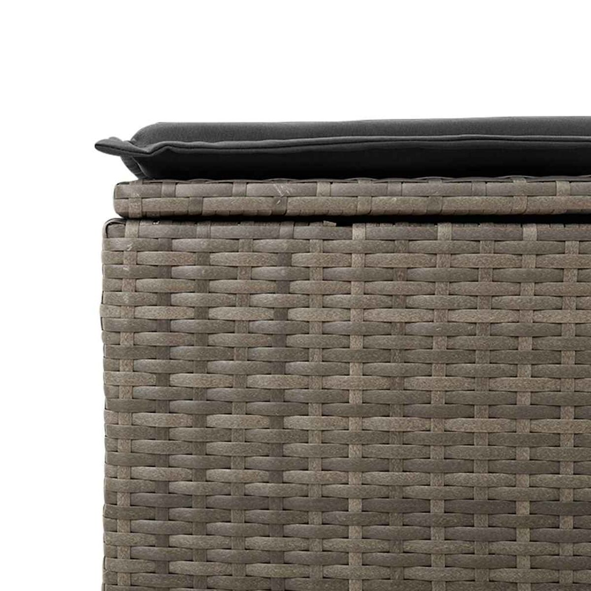 Nahaufnahme einer grauen, gewebten Outdoor-Aufbewahrungsbox mit schwarzem Kissen oben drauf.